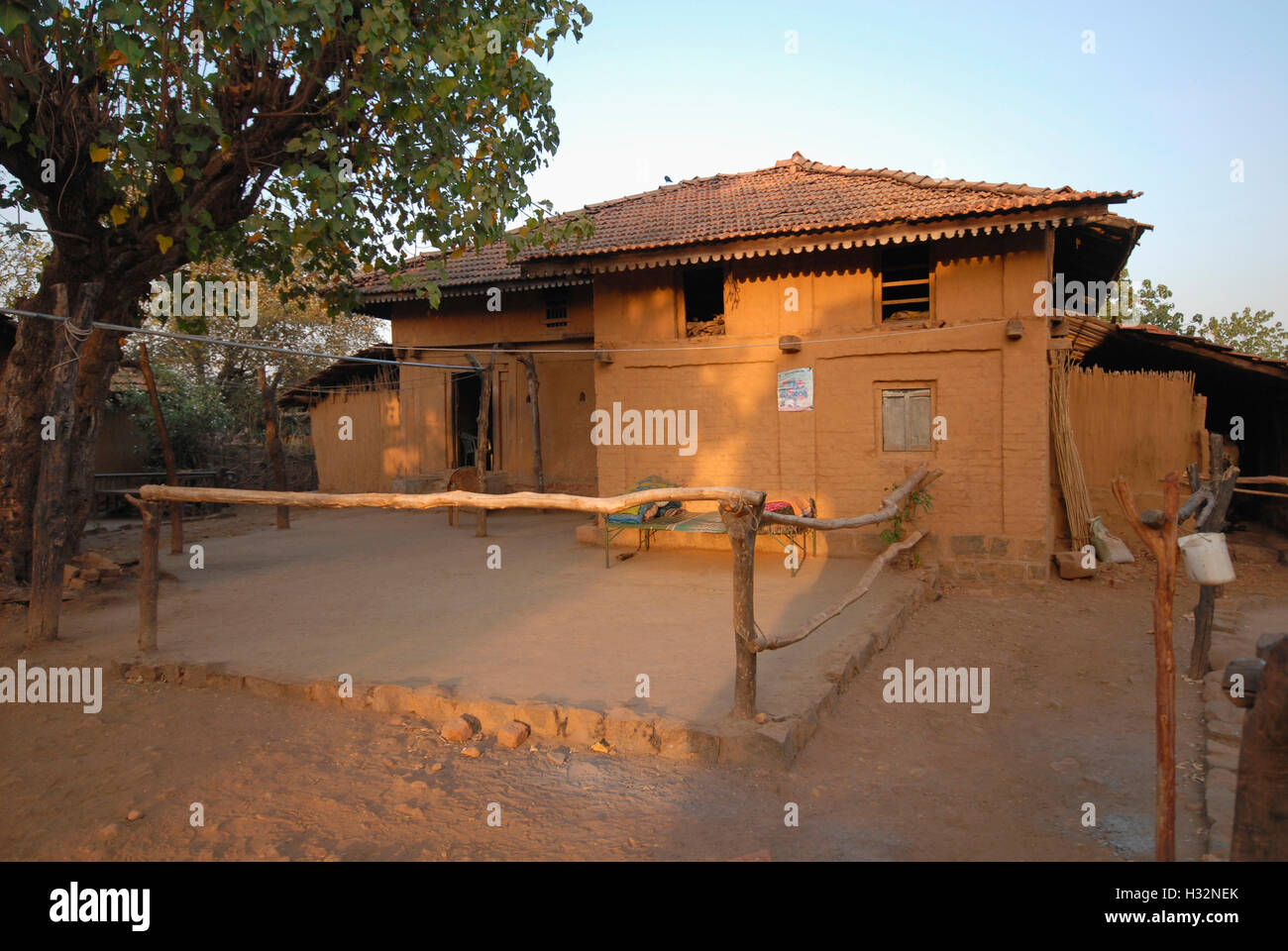 Casa di fango, Koli Dhor tribù, Nandgaon, Maharashtra, India Foto Stock