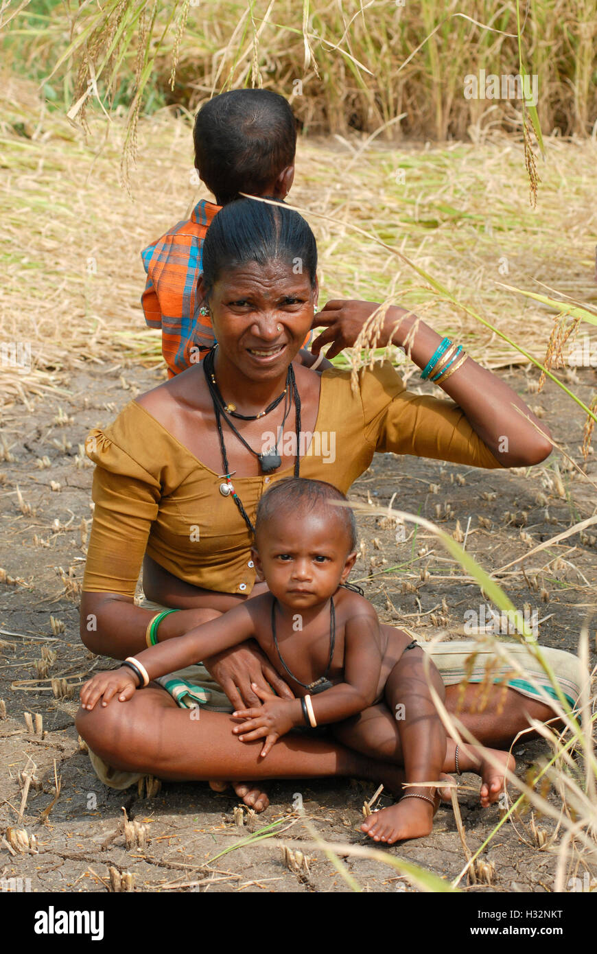 La madre e il Bambino, Katkari tribù, Katkari wadi, Karjat, Maharashtra, India Foto Stock