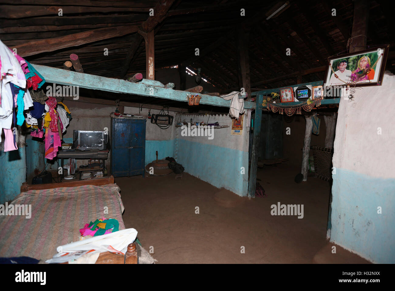 Vista interna della tradizionale casa Korku, KORKU tribù, Lavada Village, Dharani, Maharashtra, India Foto Stock