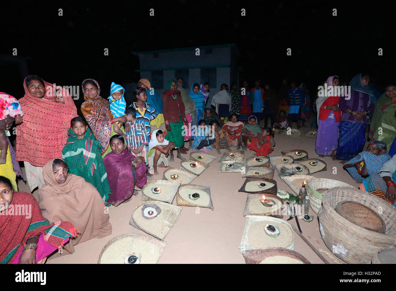 Donne tribali si sono riuniti insieme a metà della notte per celebrare Diyari Festival, tribù PARAJA, Sandhkarmari Village, Jagdalpur Tehsil, Foto Stock