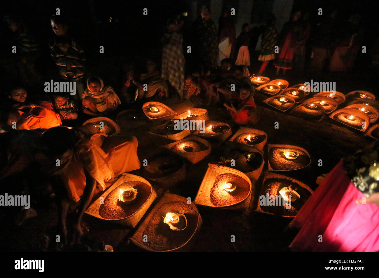 Donne tribali si sono riuniti insieme a metà della notte per celebrare Diyari Festival, tribù PARAJA, Sandhkarmari Village, Jagdalpur Tehsil, Foto Stock