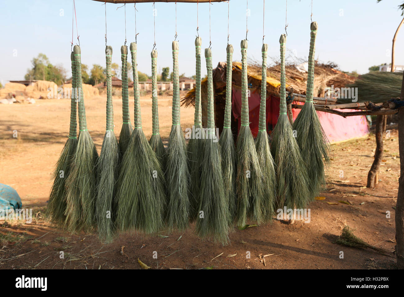 Tribù PARDHI, Scope per vendere, vicino al villaggio di Rajegaon, Taluka Gondia, Distretto Gondia, Maharashtra, India Foto Stock