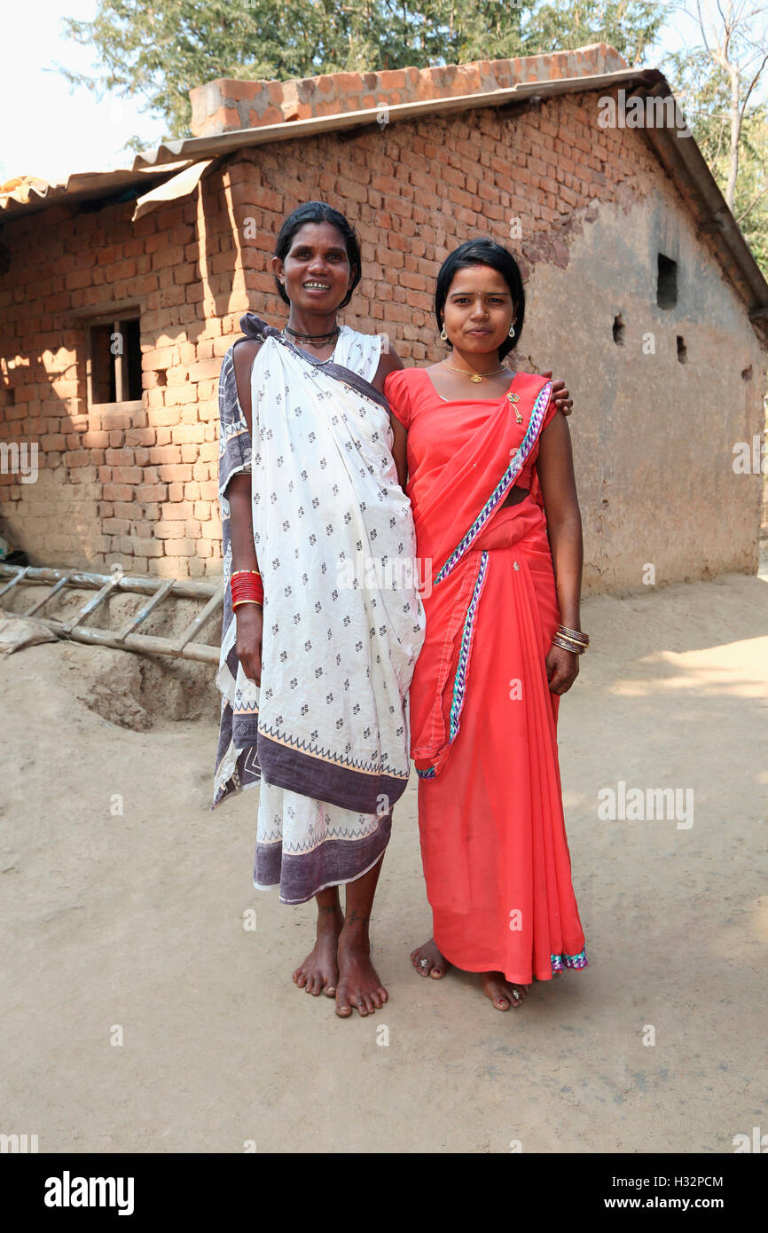 Donne tribali in piedi, tribù PARJA, Kaodawand Village, Jagdalpur Tehsil, baster distretto, Chattisgarh, India Foto Stock