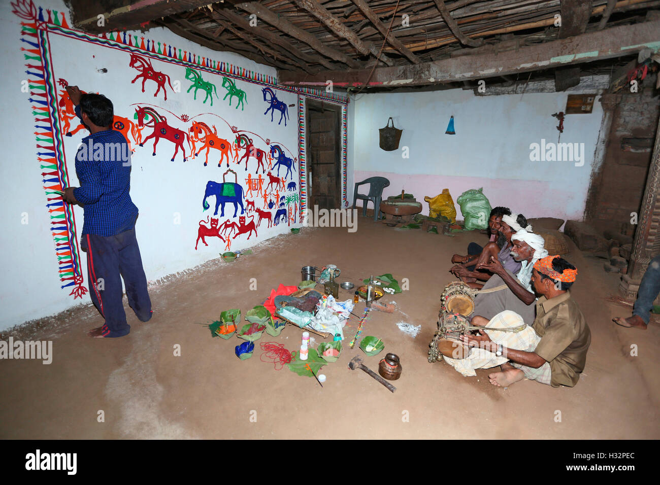 Tribal artista pittura un muro in arte Pithora stile, RATHAWA tribù, Maraja Village, Chota Udepur Taluka, Distretto di Vadodara, Gujra Foto Stock