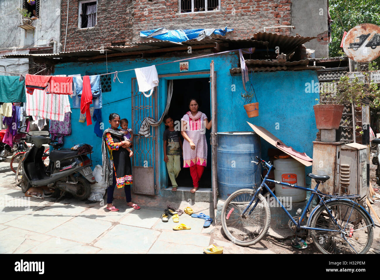 Casa, POMLA tribù, Variyari Bazar, Surat City, Gujrat, India Foto Stock