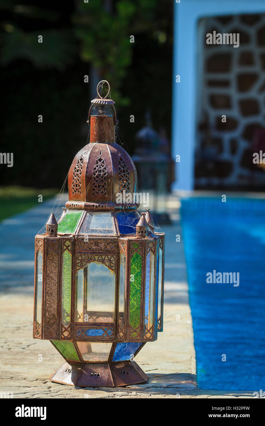 Vecchia Lanterna rustico avvolto in una ragnatela, accanto alla piscina Foto Stock
