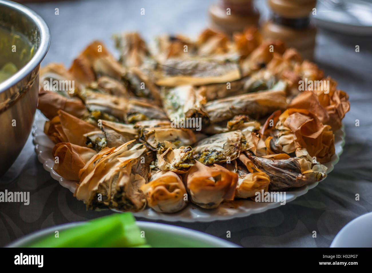 Tradizionali bulgare in casa torta salata con formaggio e spinaci Foto Stock