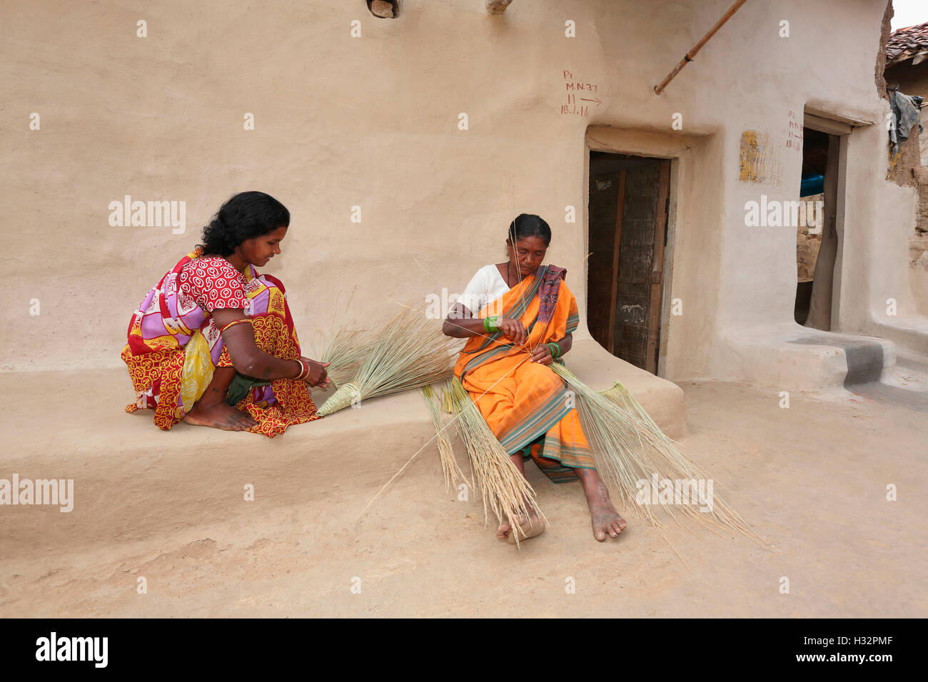 Donne tribali rendendo scope, SAWAR tribù, Khairmal Village, Saraipali Tahsil, distretto di Mahasamund, Chattisgarh, India Foto Stock