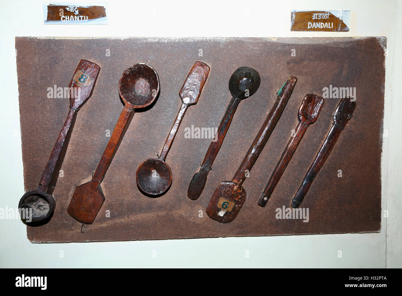 Cucchiai intagliati, Silvasa Museo tribale, Dadra Nagar Haveli, India Foto Stock