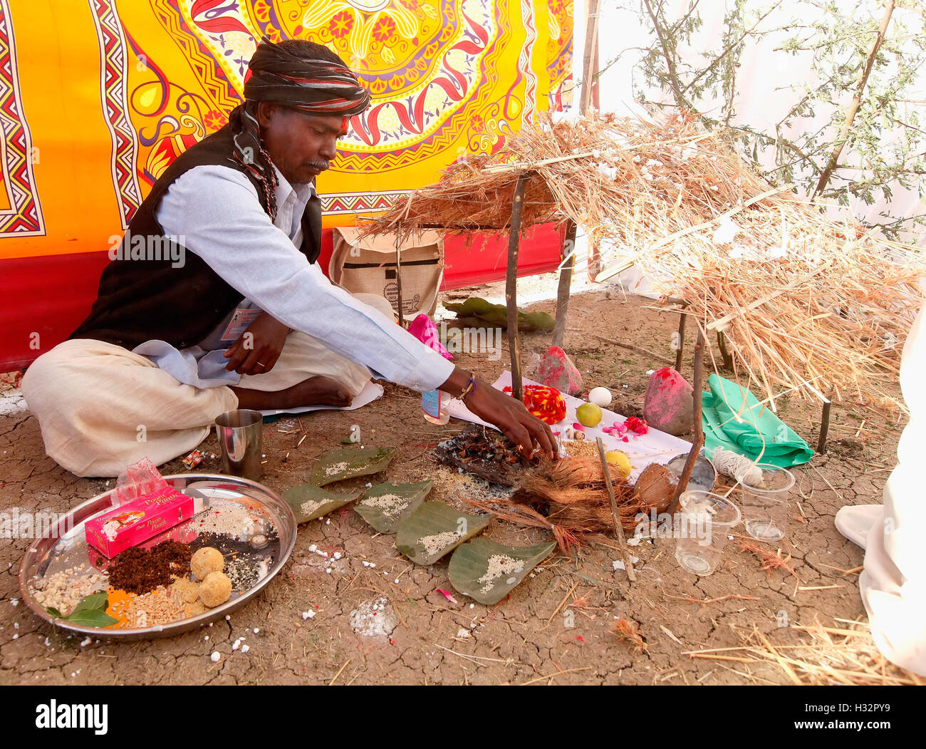 Uomo tribali di eseguire Meghnath Puja, Vanvasdi Kalyan Sameelan, Ujjain, Madhya Pradesh, India Foto Stock