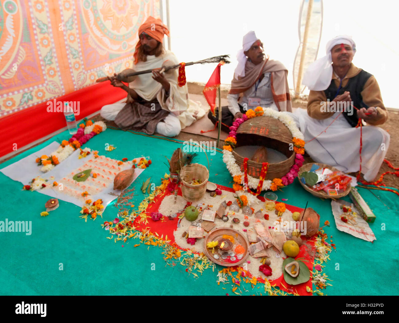 Uomini tribali di eseguire Meghnath Puja, Vanvasdi Kalyan Sameelan, Ujjain, Madhya Pradesh, India Foto Stock