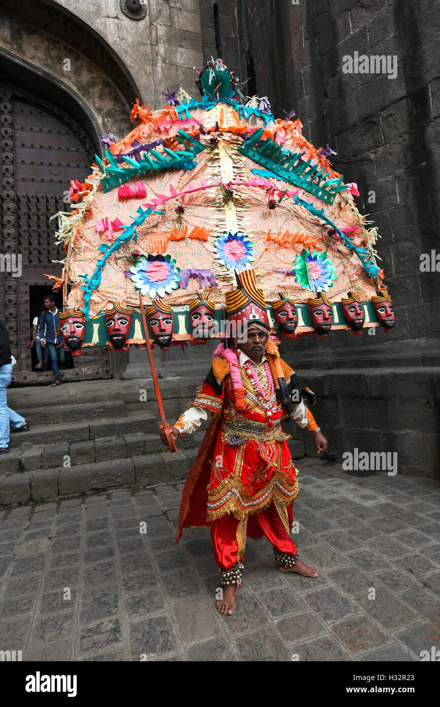 Artista che agisce come Ravana di Pune, Maharashtra, India Foto Stock