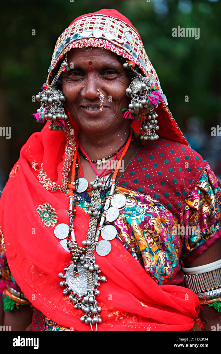 Ritratto di donna con gioielli tradizionali, vanjara tribù, Maharashtra, India Foto Stock