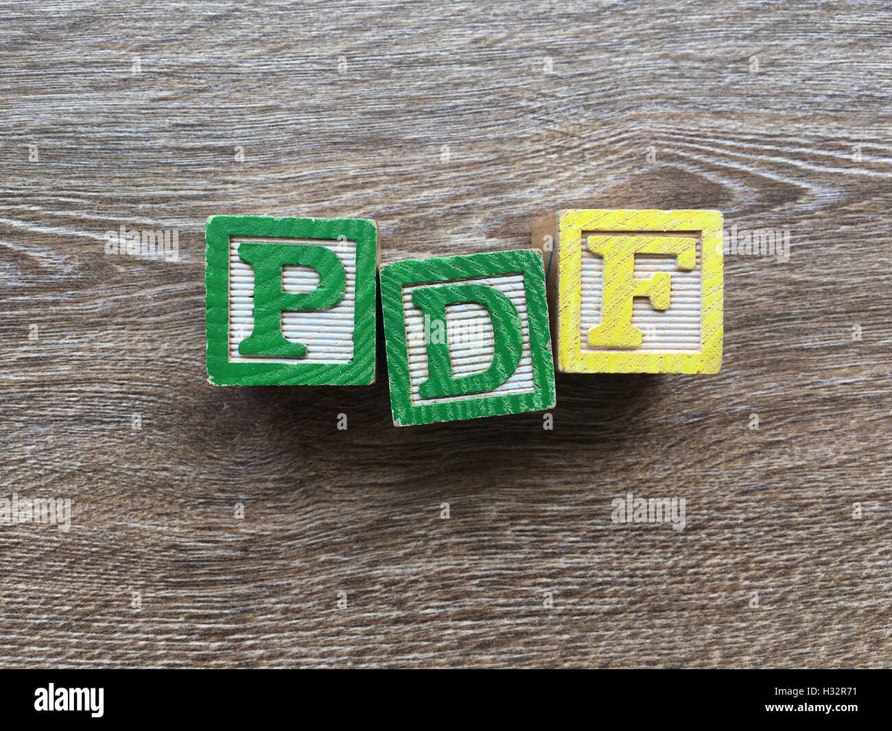 Alfabeto blocco di legno lettere che compongono la parola di PDF per il documento digitale formato, combinare questi giocattoli lettere aiutare i bambini ad imparare e scrivere in inglese Foto Stock