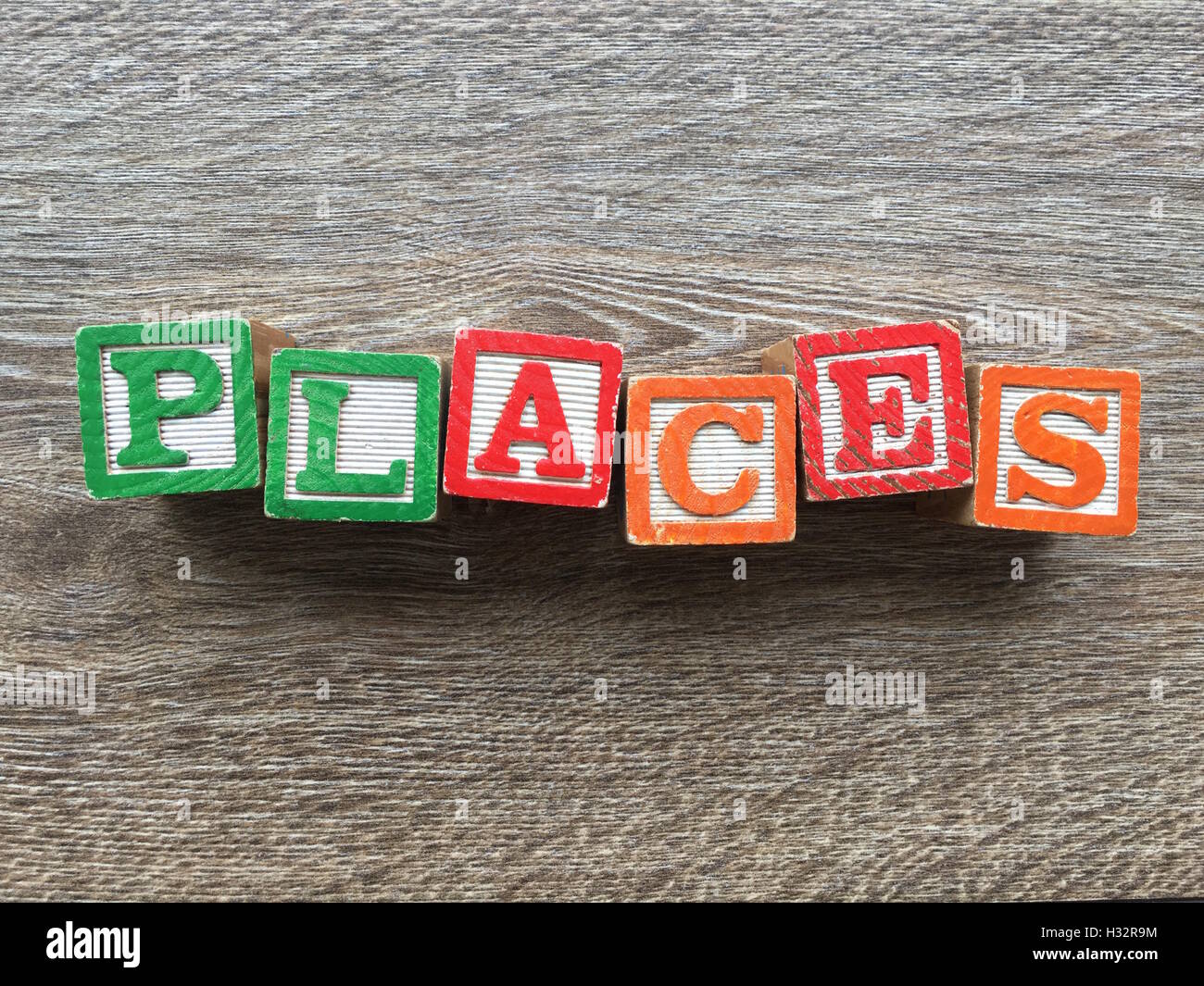 Alfabeto blocco di legno lettere che compongono la parola luoghi. Si tratta di una tipografia di stile per creare o imparare parole Foto Stock