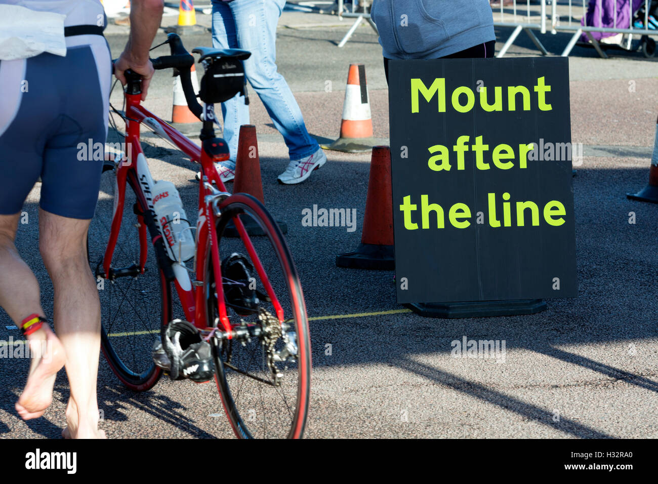 Il 'Monte dopo la linea " cartello in Warwickshire Triathlon, Stratford-upon-Avon, Regno Unito Foto Stock