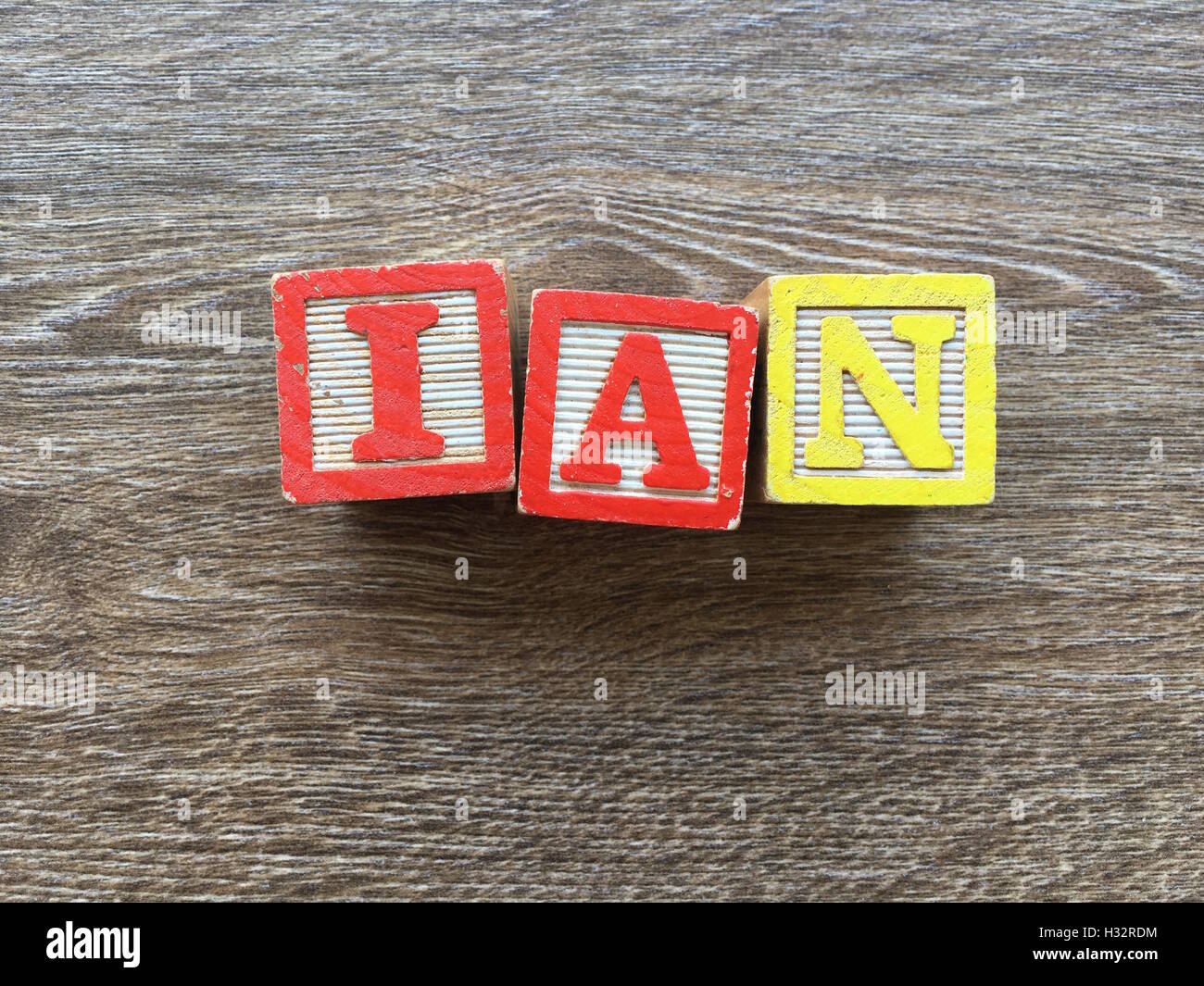 Alfabeto blocco di legno lettere che compongono la parola ian. Si tratta di una tipografia di stile per creare o imparare parole Foto Stock
