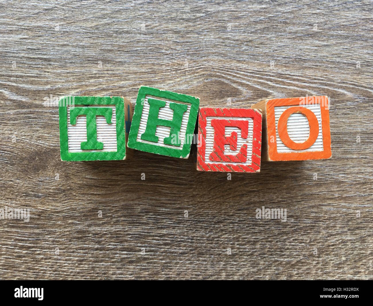 Alfabeto blocco di legno le lettere che compongono il nome di THEO . Si  tratta di una tipografia di stile per creare o imparare parole Foto stock -  Alamy