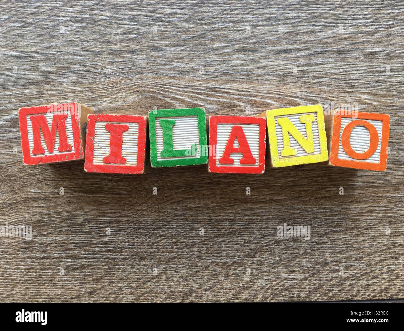 Il blocco di legno alfabeto lettere che compongono una parola di MILANO (nome italiano), una città del nord Italia, famoso per la sua squadra di calcio Foto Stock