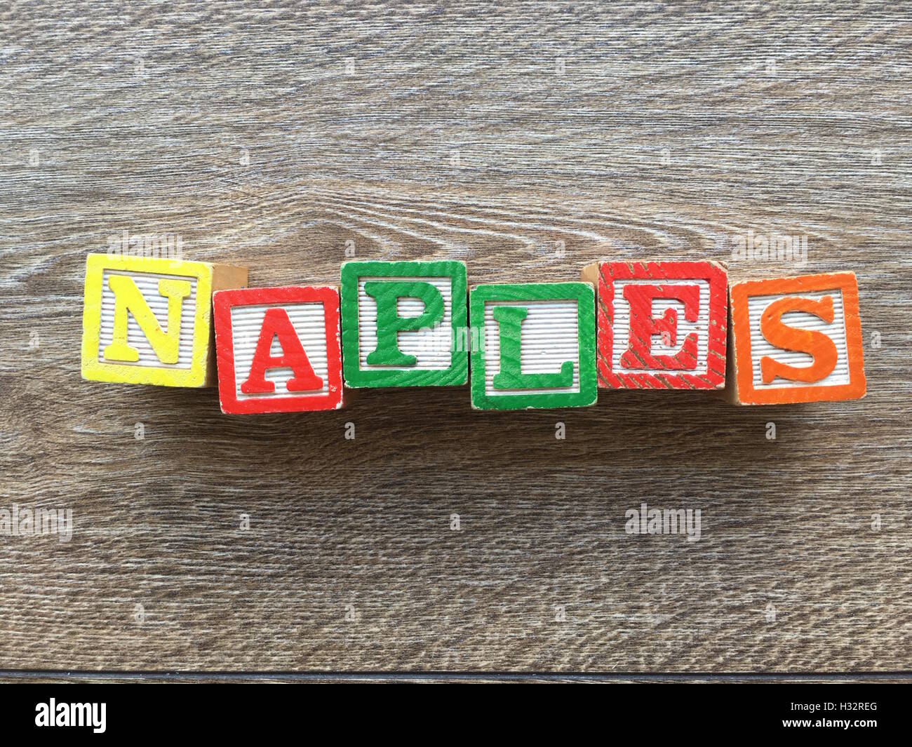 Il blocco di legno alfabeto lettere che compongono il nome di una città Napoli in francese labguage Foto Stock