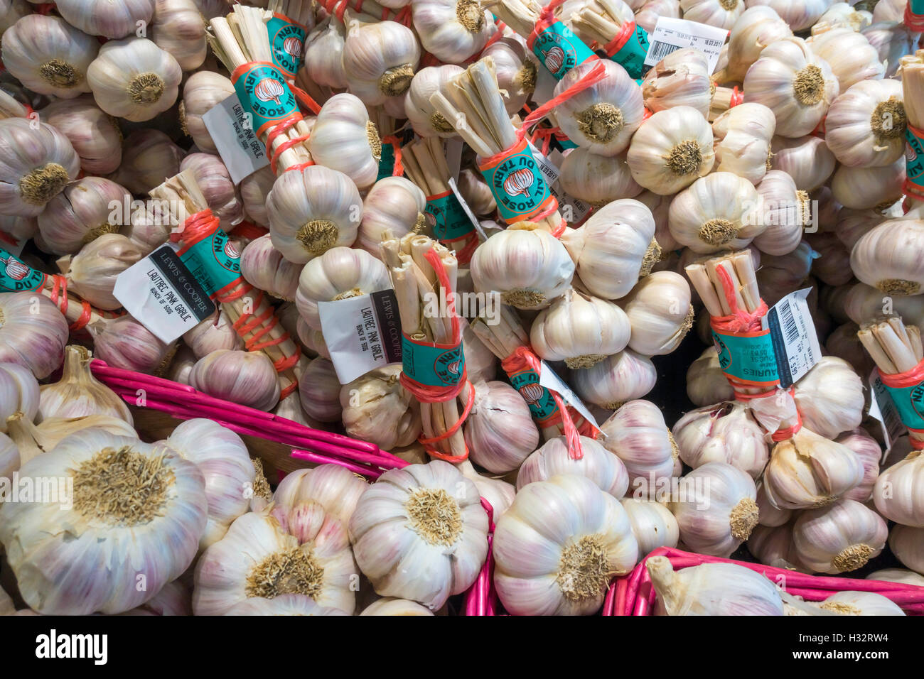 Un display di nuova stagione francese Tarn aglio rosa in vendita in un specialst drogheria nel North Yorkshire England Regno Unito Foto Stock