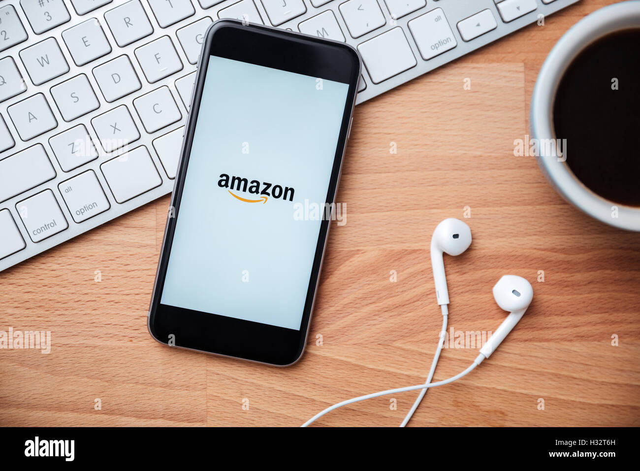 SARAWAK, Malesia - Aprile 27th, 2016: Amazon app sulla schermata di iphone. Amazon possedute da Amazon Inc., il più grande rivenditore internet in Foto Stock