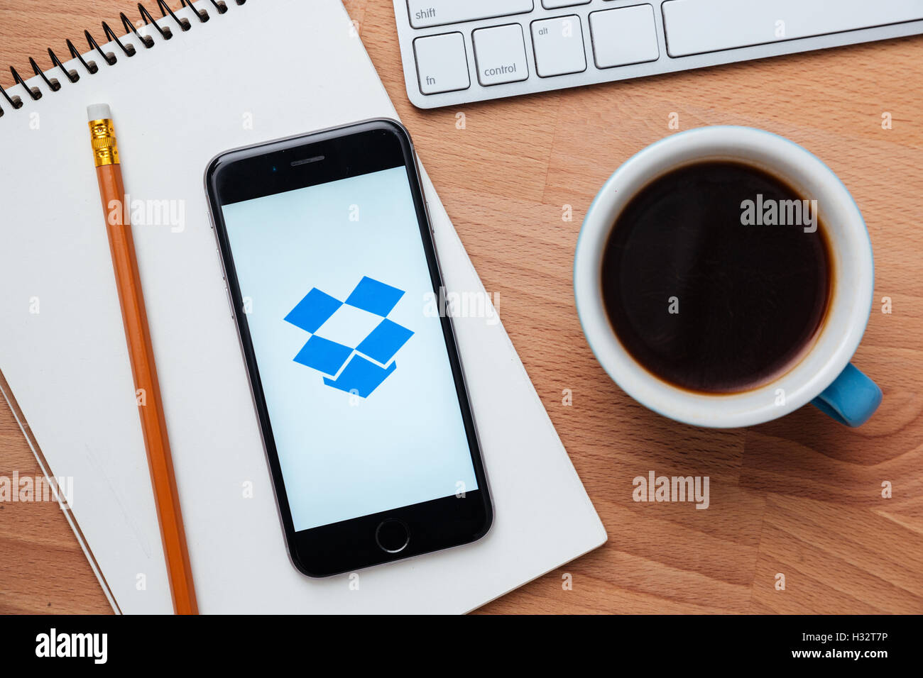 CHIANGMAI,THAILANDIA - Agosto 26, 2016: Foto del dispositivo iPhone di Dropbox pagina accedi su schermo di cellulare Foto Stock