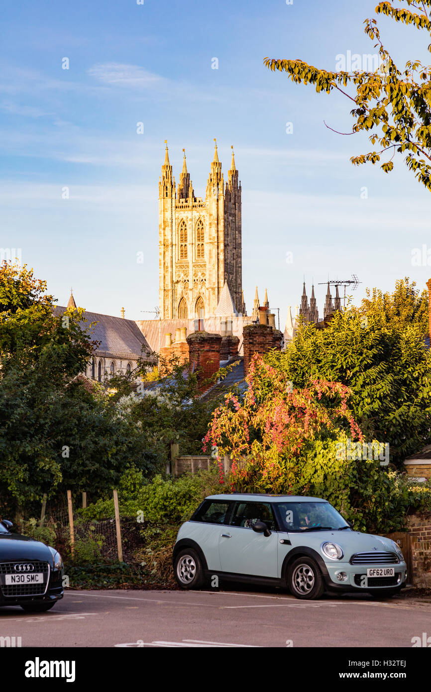 Bell Harry torre della cattedrale di Canterbury in bassa luce mattutina visto da Canterbury Christ Church University, Kent, Regno Unito Foto Stock