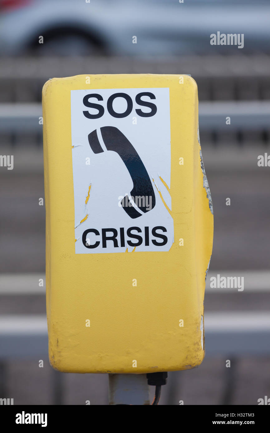 Una crisi giallo helpline phonebox sul Forth Road Bridge in Scozia. Foto Stock