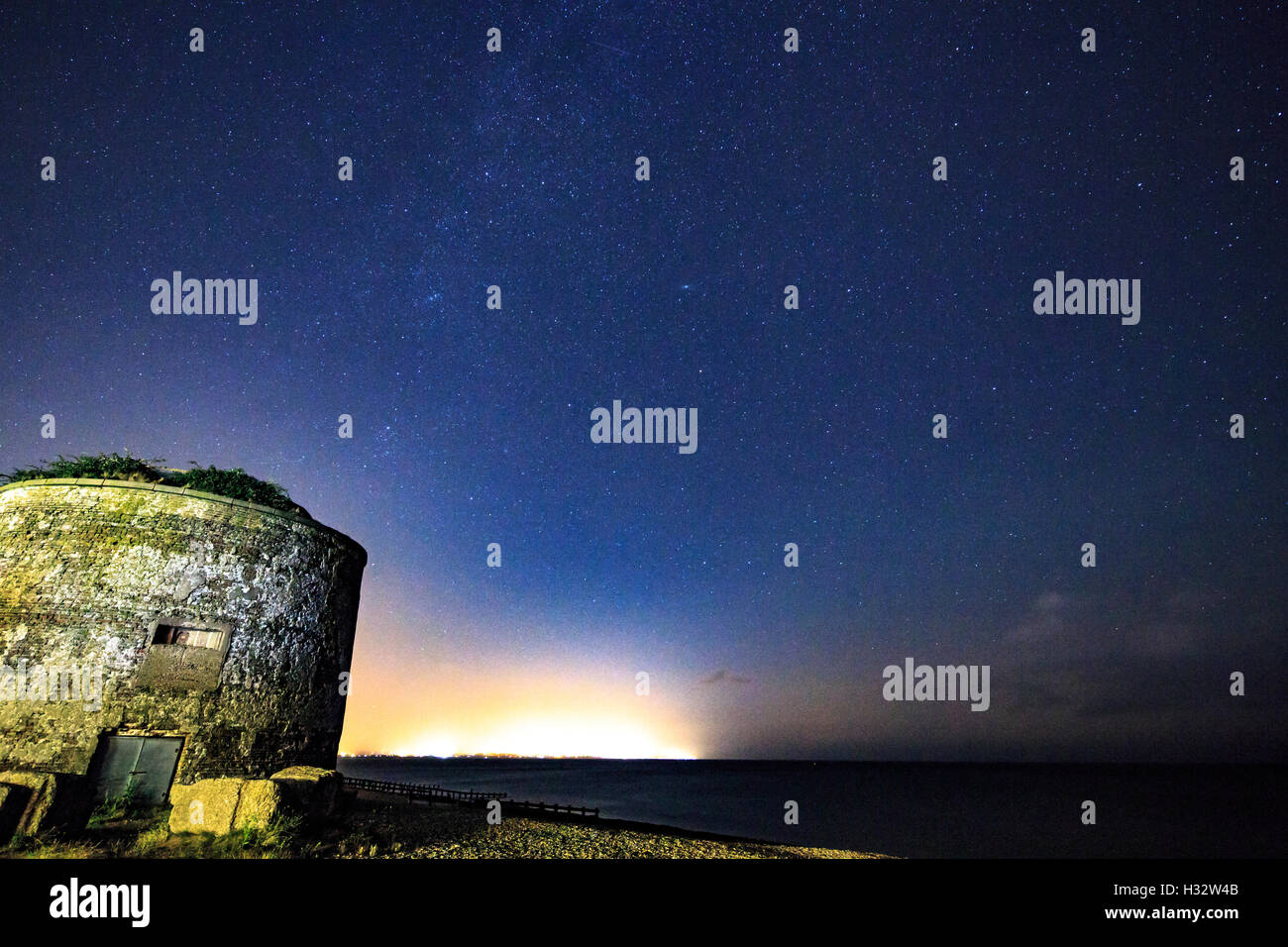 Stella accesa Martello Tower vicino a Eastbourne Harbor sovrano Sussex di notte Foto Stock