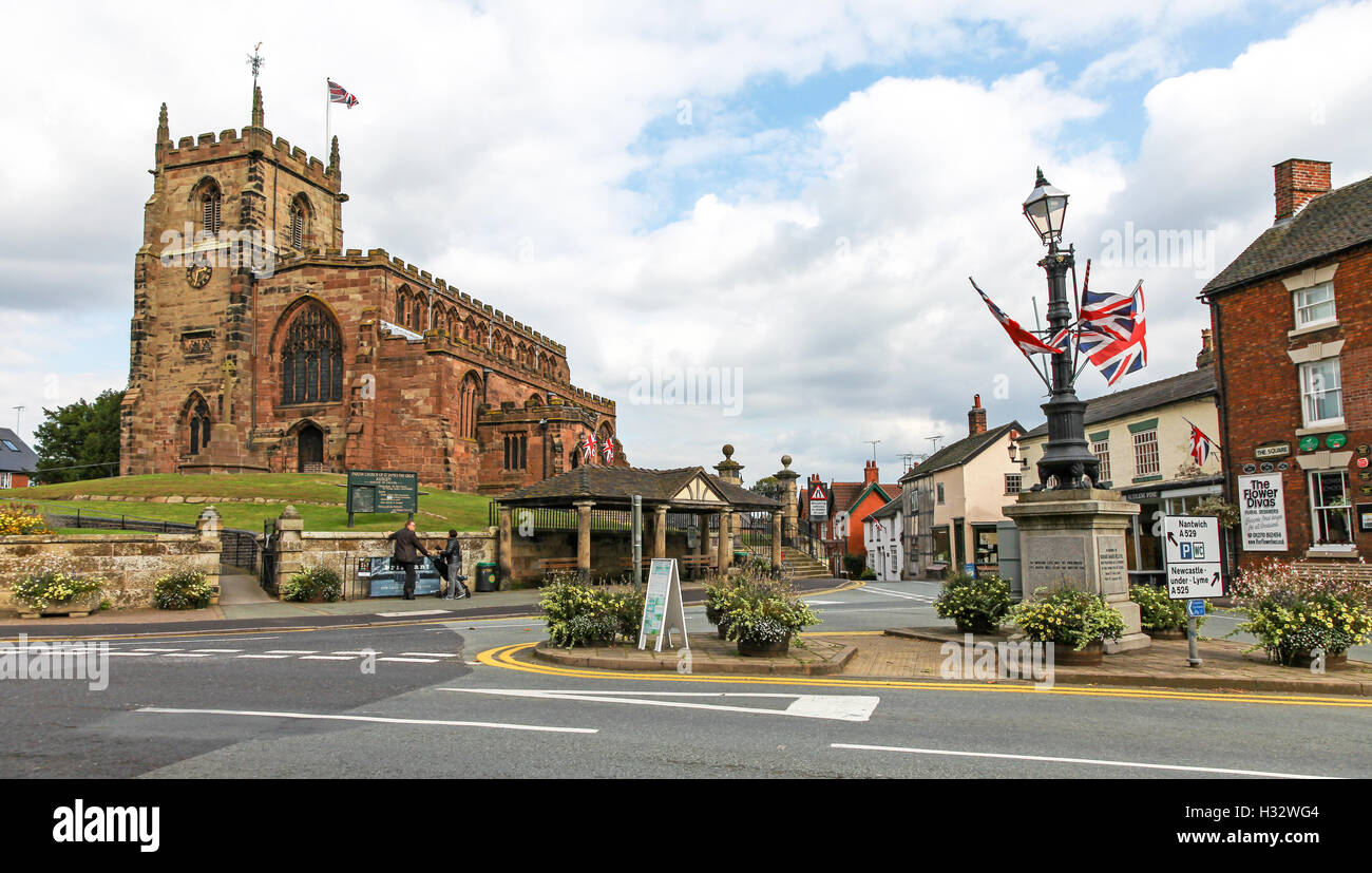 Chiesa Parrocchiale di San Giacomo il grande e il memoriale di guerra nel centro del villaggio di Audlem Cheshire England Regno Unito Foto Stock