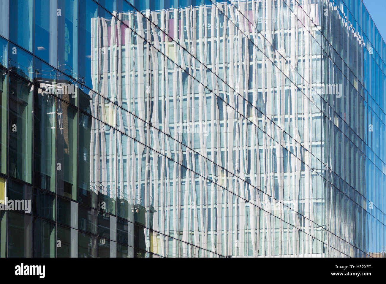 Le riflessioni di edifici per uffici in vetro Foto Stock