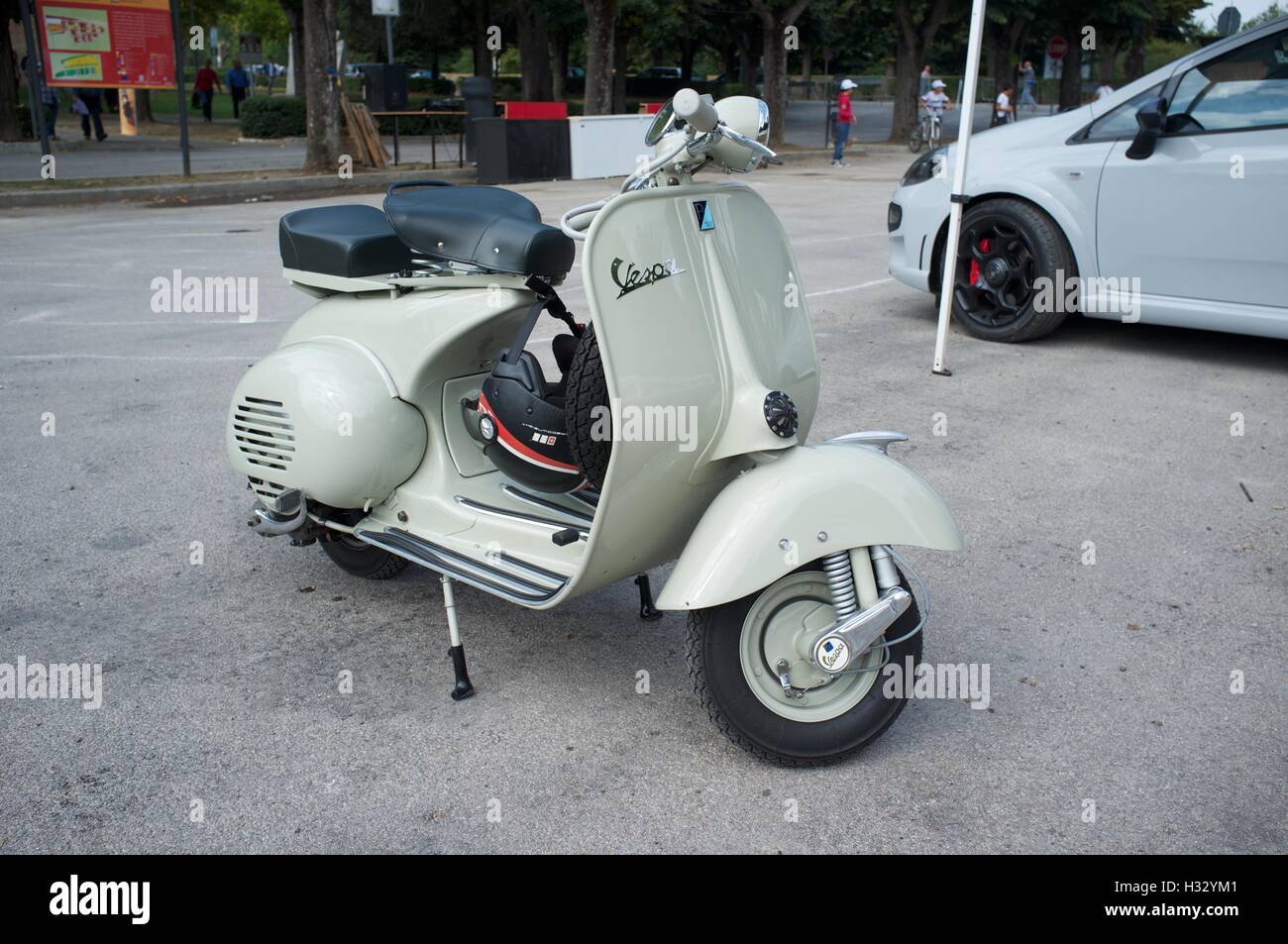 Scooter Vespa parcheggiata in strada in Italia Foto Stock