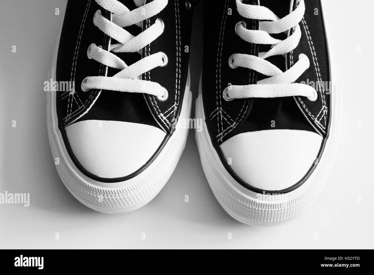 Nuovo nero sneakers close up isolato su bianco Foto Stock