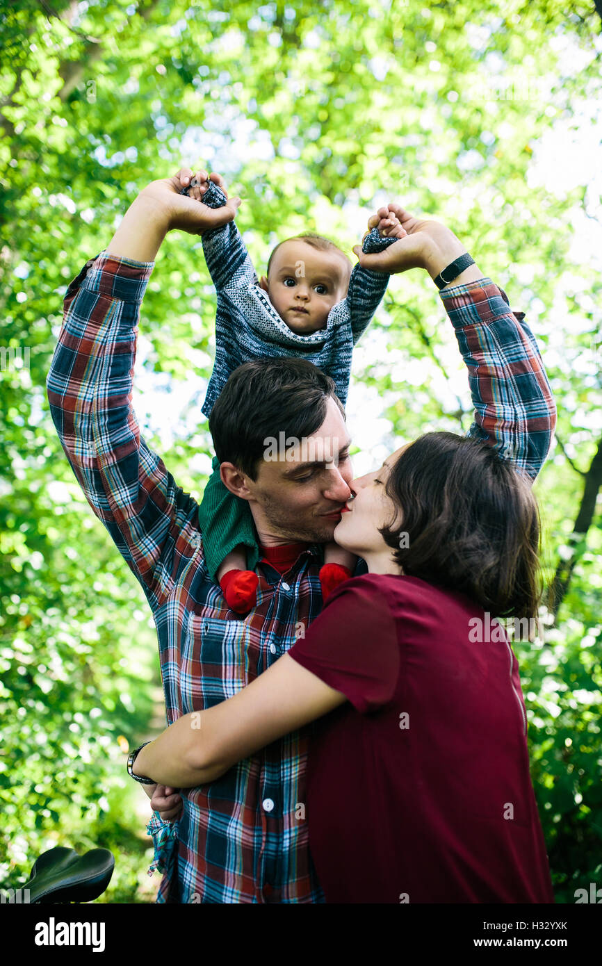 Famiglia giovane con un bambino sulla natura Foto Stock