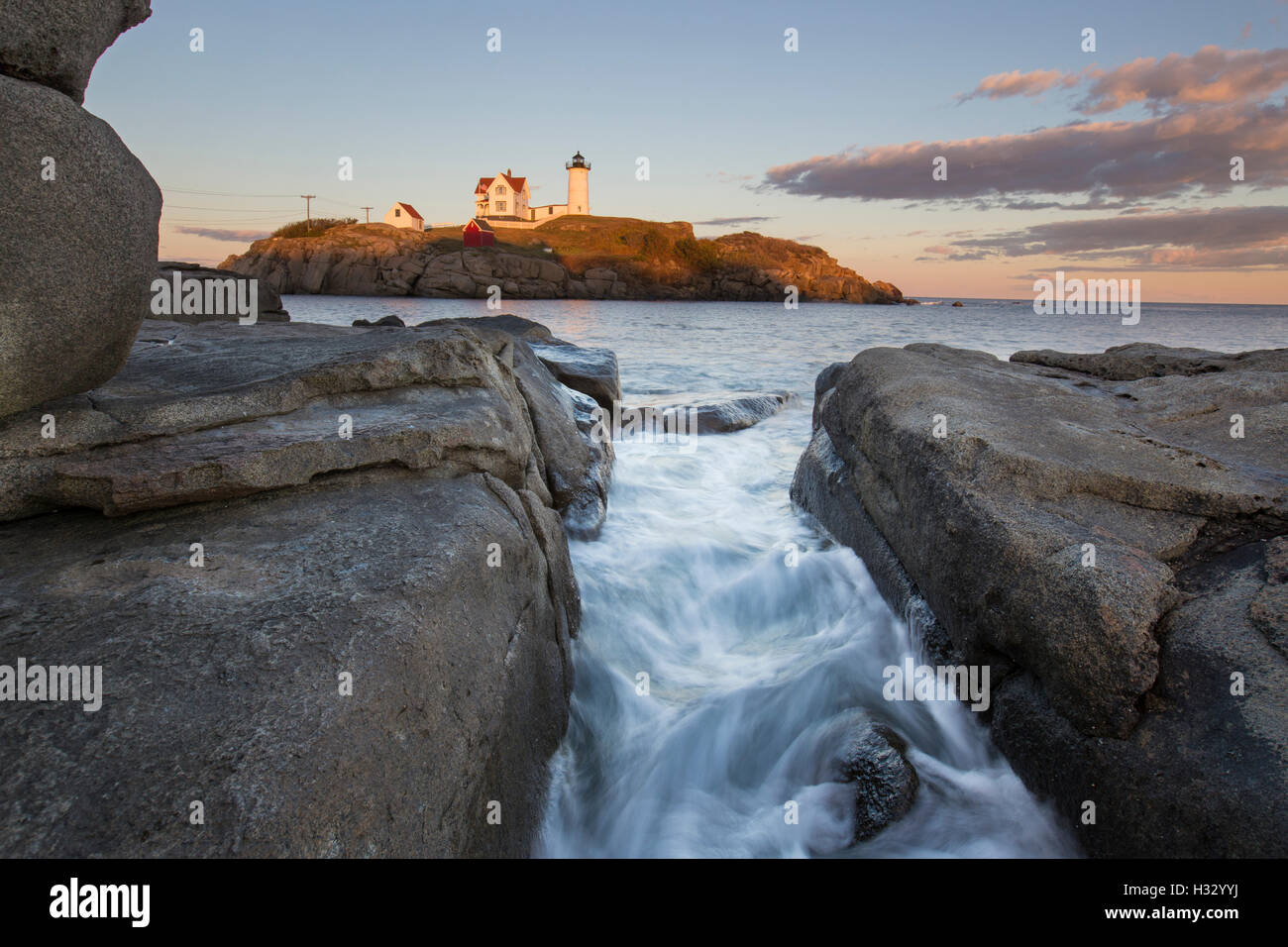 Alta Marea a Nubble Light - Cape Neddick Faro - Sohier Park - York Maine Foto Stock