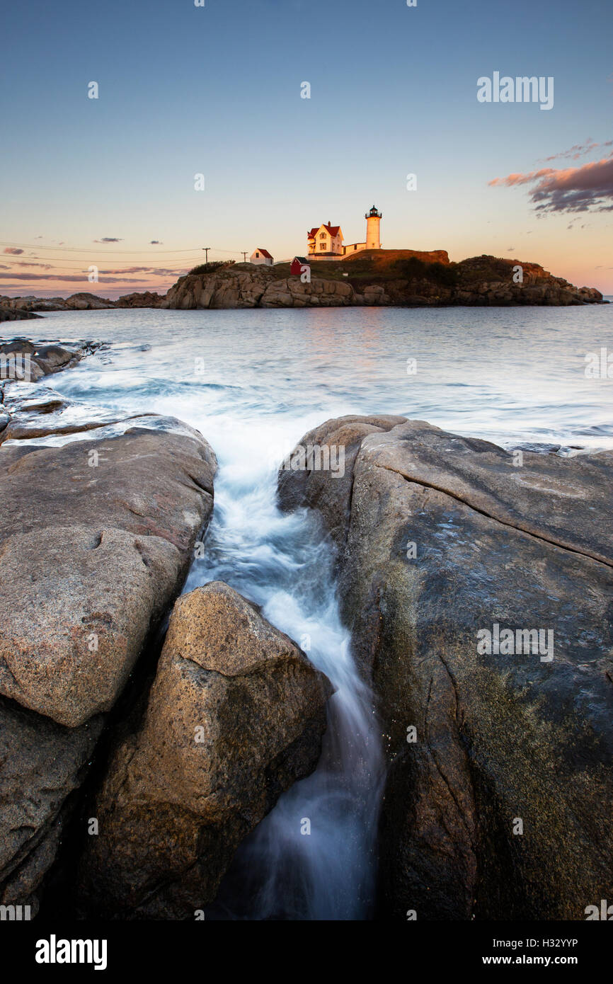 Alta Marea a Nubble Light - Cape Neddick Faro - Sohier Park - York Maine Foto Stock