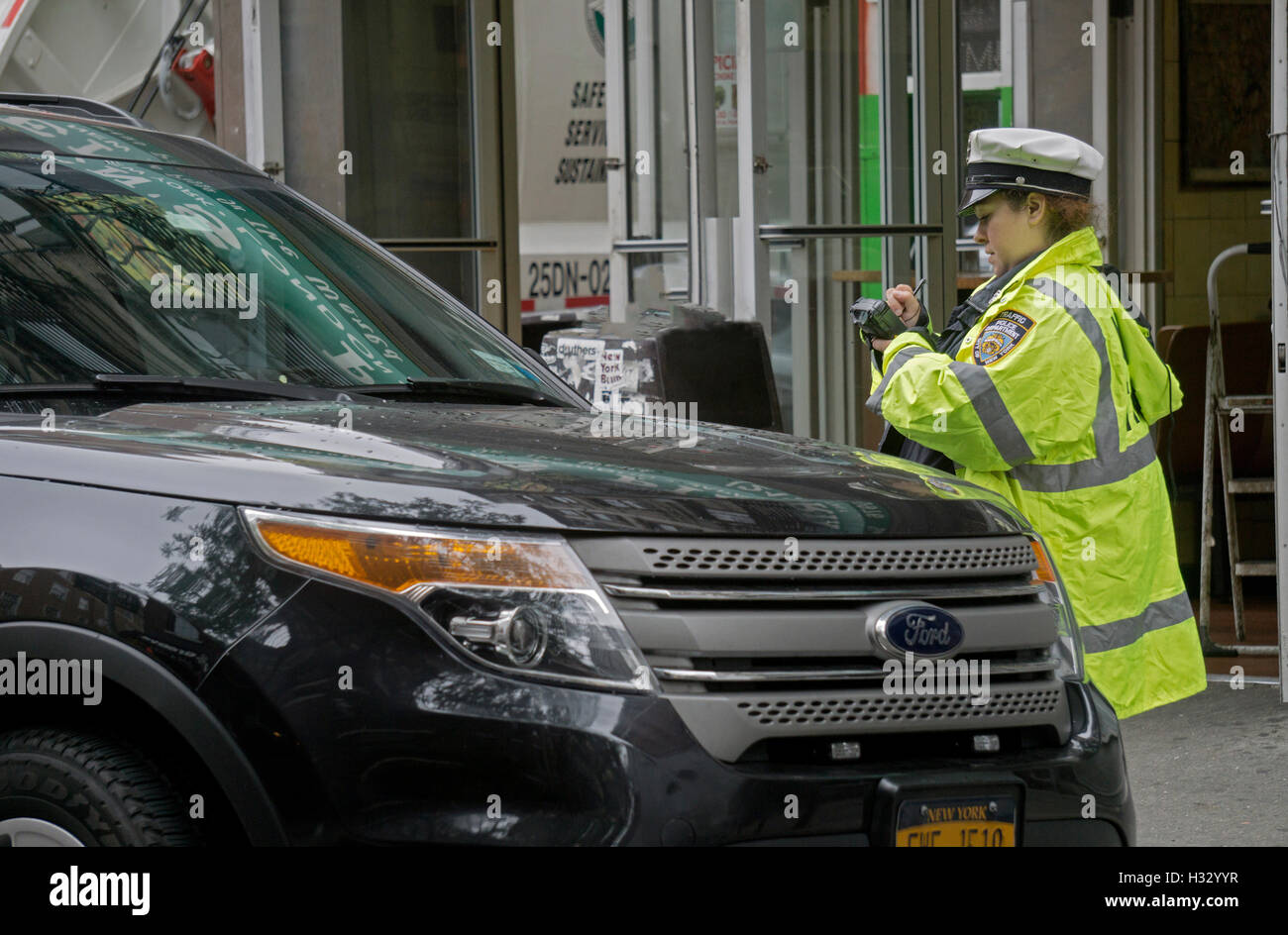 A New York City del dipartimento di polizia di agente di traffico utilizzando un portatile di biglietto elettronico macchina di emissione su Bleeker San a Manhattan Foto Stock