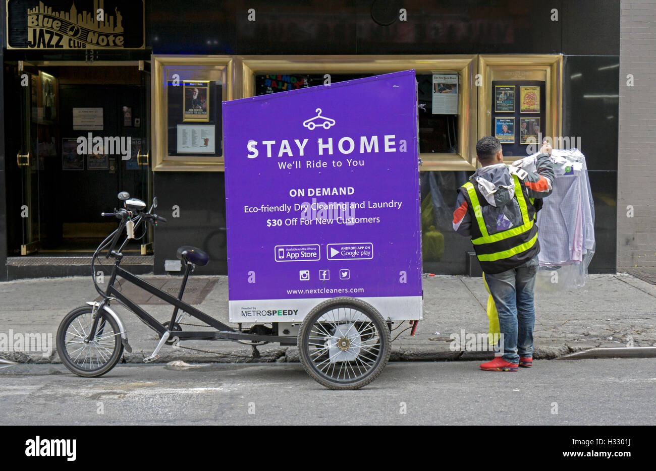 Un triciclo di consegna per ecologici pulitori successivo fotografata ad ovest sulla terza strada nel Greenwich Village di New York. Foto Stock