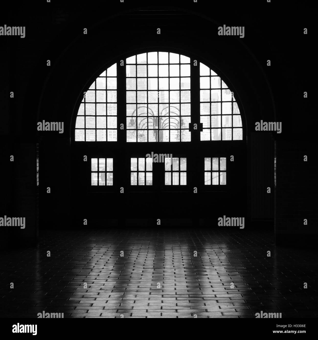Flussi di luce attraverso le finestre al Liberty State Park railroad e dal terminal dei traghetti che creano una bella silhouette. Immagine è bl Foto Stock