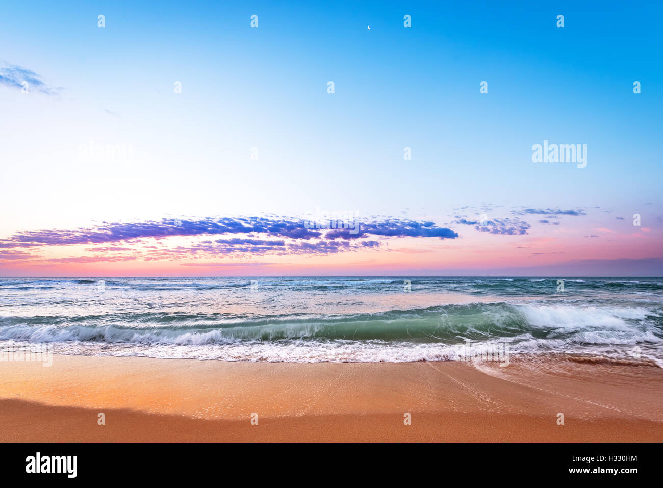 Sunrise luce che risplende sulle onde dell'oceano. Foto Stock