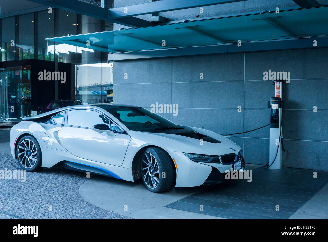 La BMW i8, aka BMW Concept Vision efficiente Dynamics, plug-in ibrido elettrico gas auto sportiva. Foto Stock