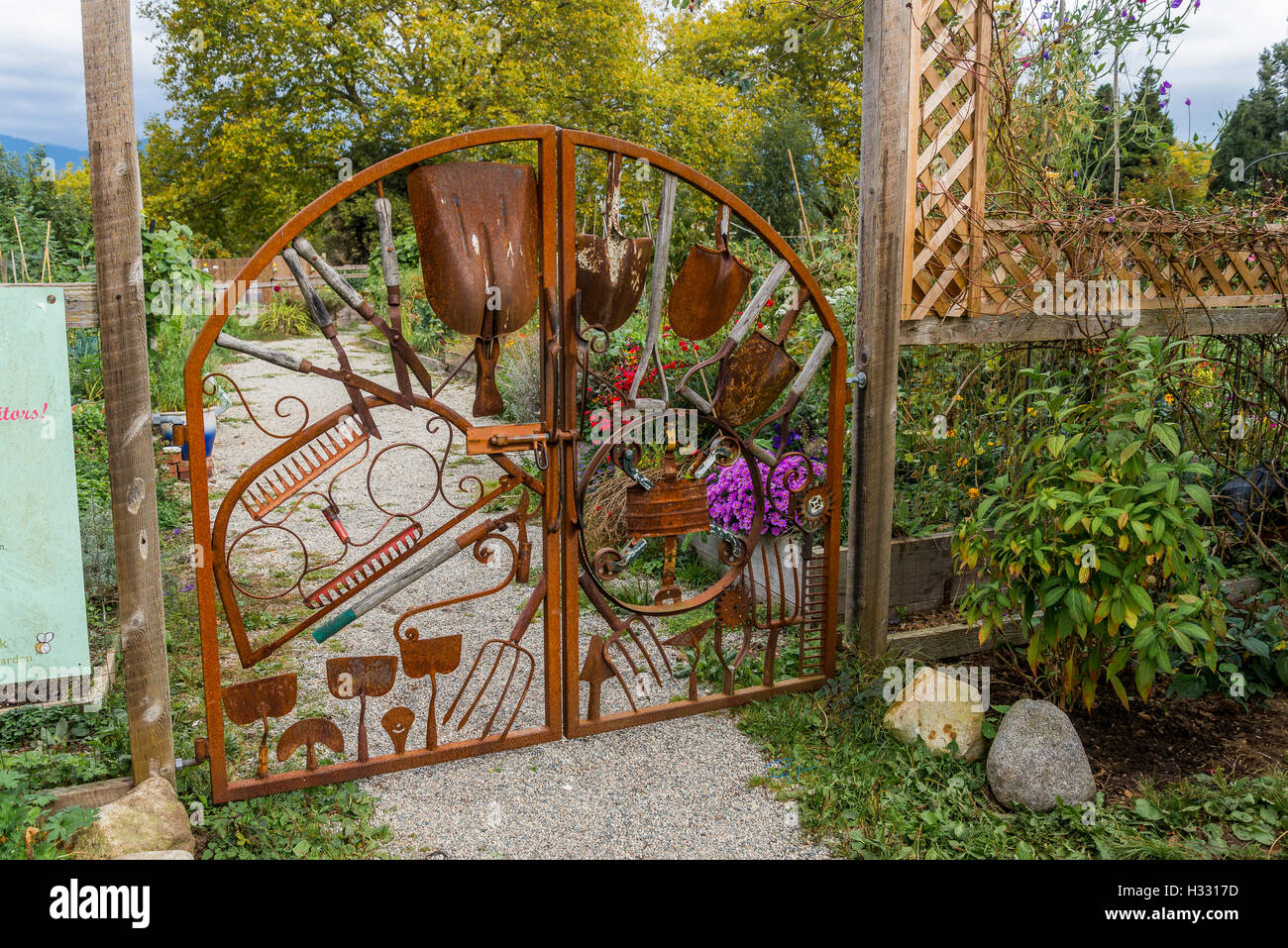 Comunità Garden Gate di vecchi attrezzi arrugginito. Foto Stock