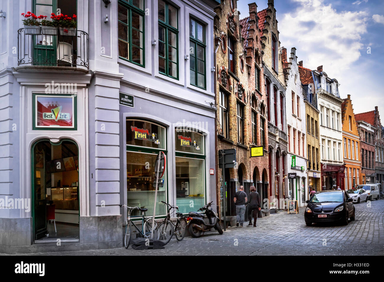 Scena di strada con ciottoli e mattoni di Bruges Belgio, una popolare attrazione turistica a causa della sua prossimità al Flanders Fields Foto Stock
