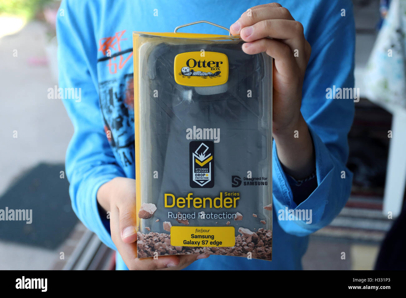 Mano azienda Otterbox Defender protezione robusto per Samsung Galaxy 7Edge Foto Stock