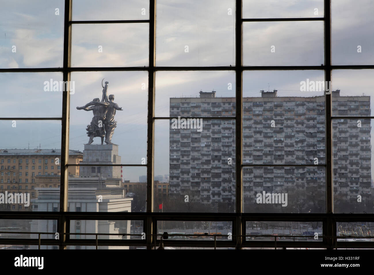 Vista del monumento e lavoratore Kolkhoz donna attraverso finestre panoramiche del padiglione espositivo № 70 'Mosca' alla VDNKh Foto Stock