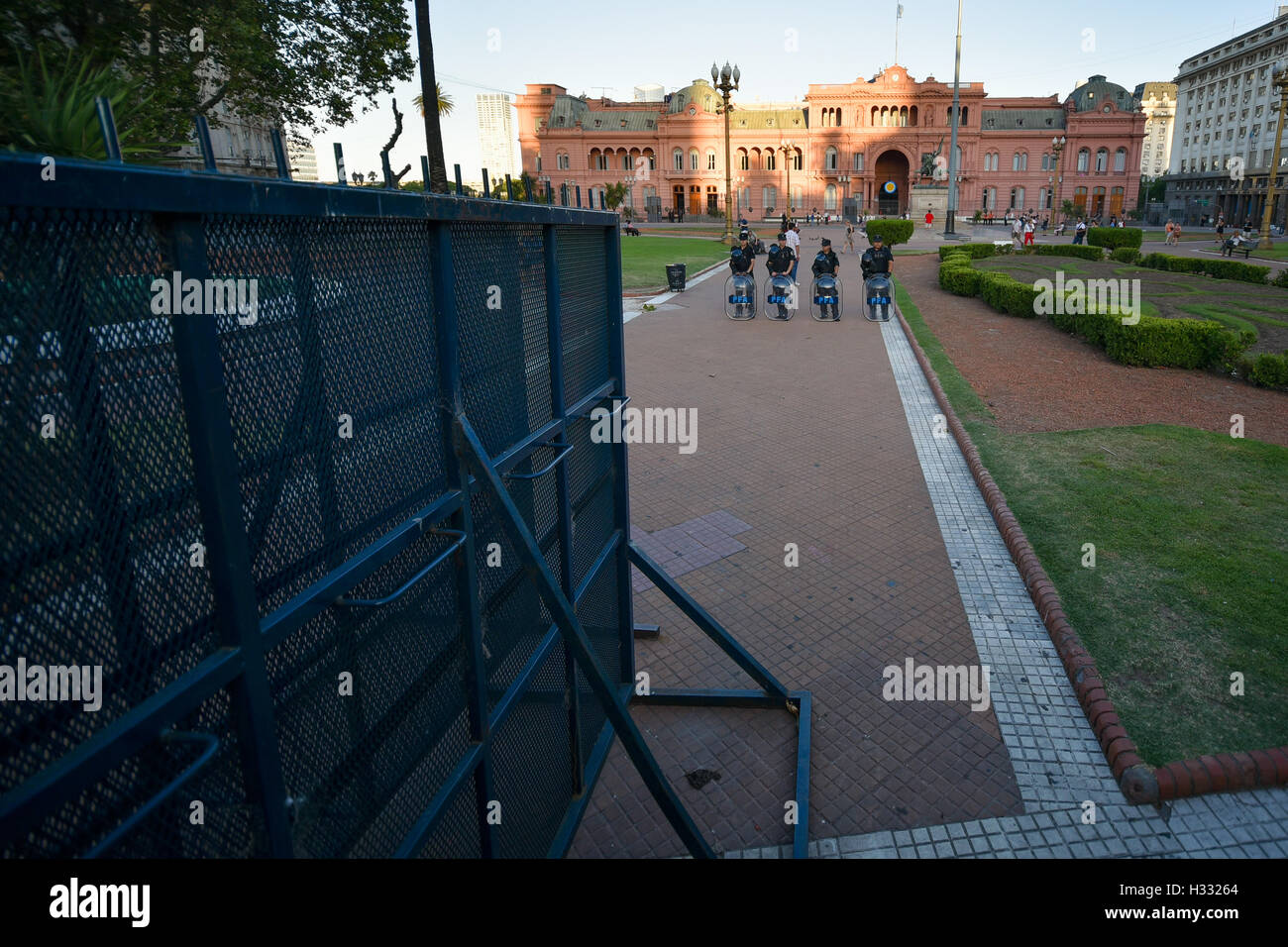 Buenos Aires, Argentina - 15 Gen, 2016: la Casa Rosada e forze di polizia in primo piano durante il rally contro il nuovo governo. Foto Stock