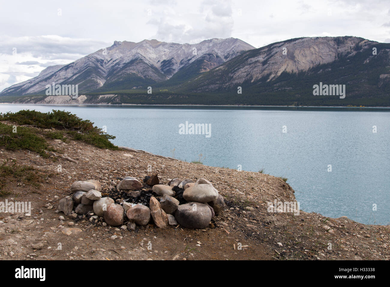 Uno del fuoco box sulla riva del lago di Abramo in Alberta Canada. Foto Stock