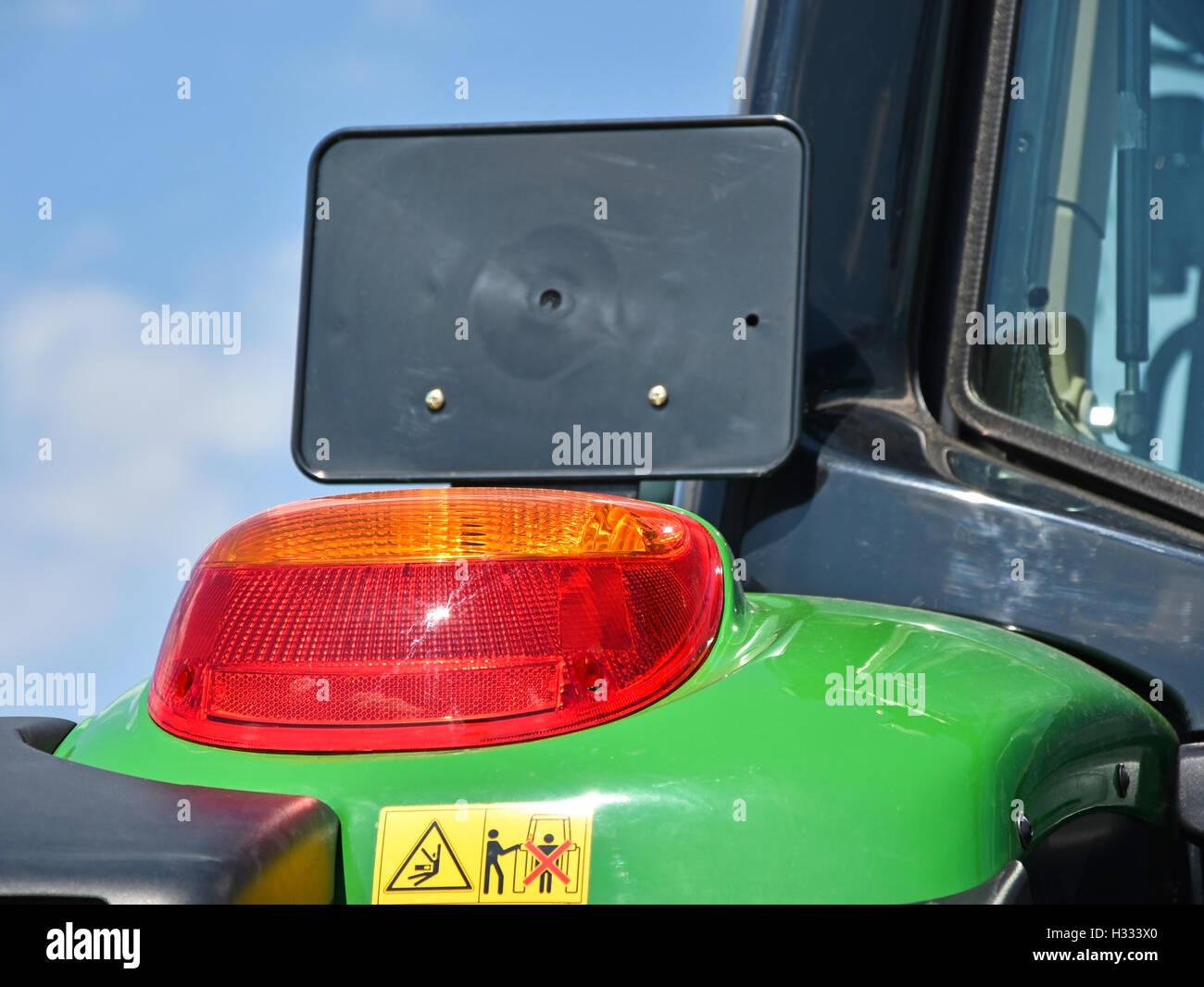 Luce di posizione posteriore e supporto per la targa di un trattore Foto Stock
