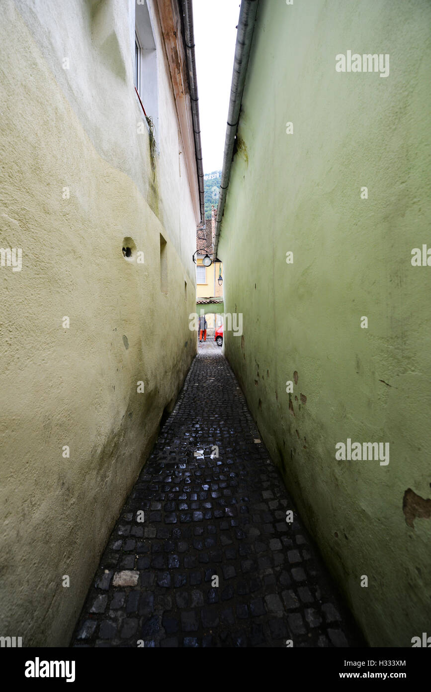 Strada Sforii ( string street ) è la strada più stretta nella città di Brasov, Romania. Foto Stock